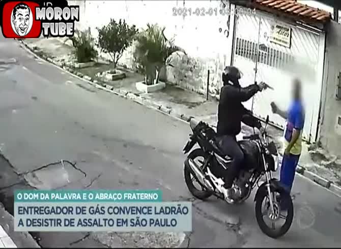 Video :A robber is persuaded to leave him alone by a guy